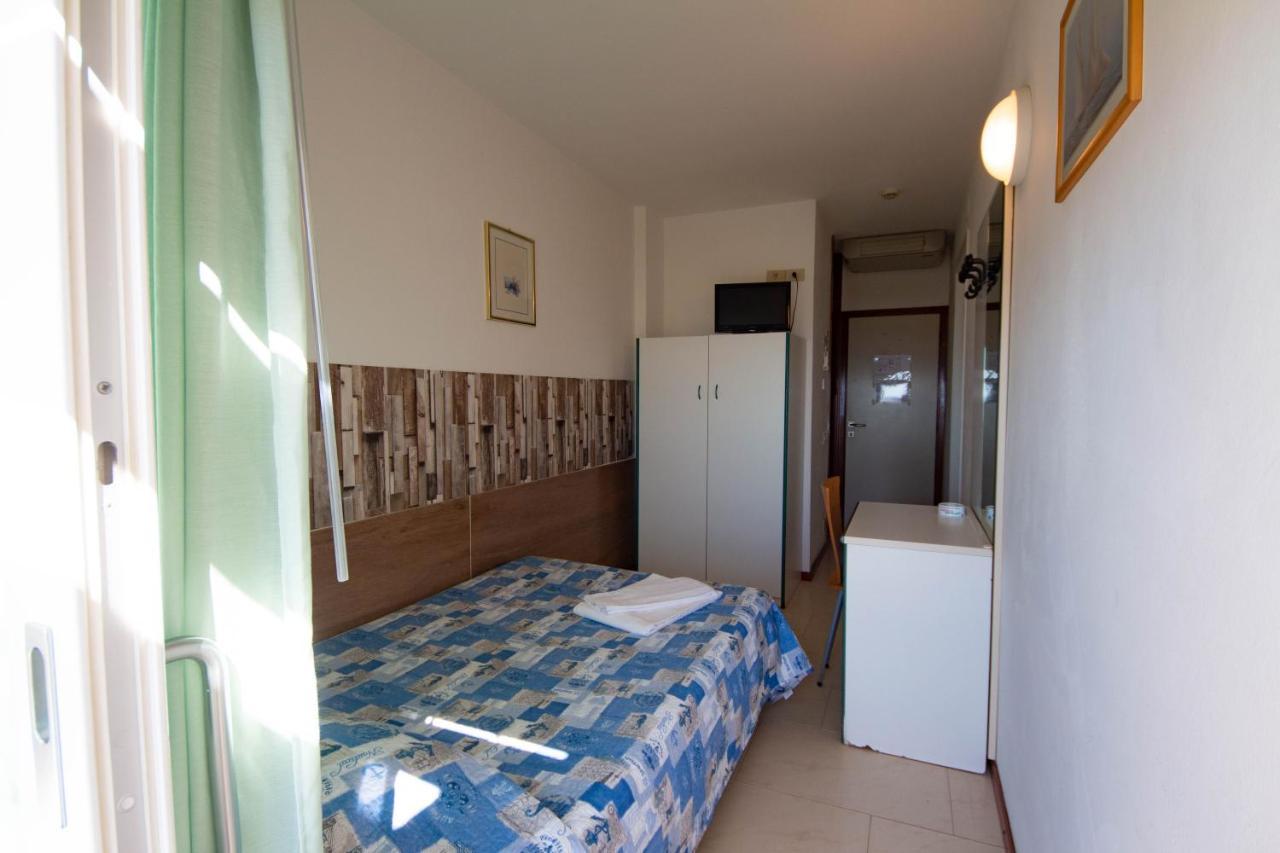 Hotel Ambra Линяно Сабиадоро Екстериор снимка