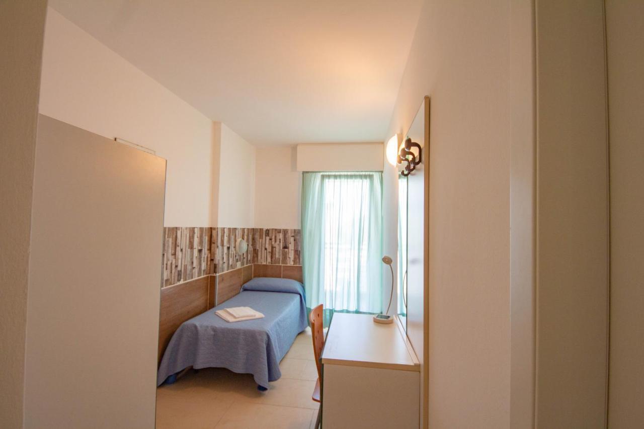 Hotel Ambra Линяно Сабиадоро Екстериор снимка