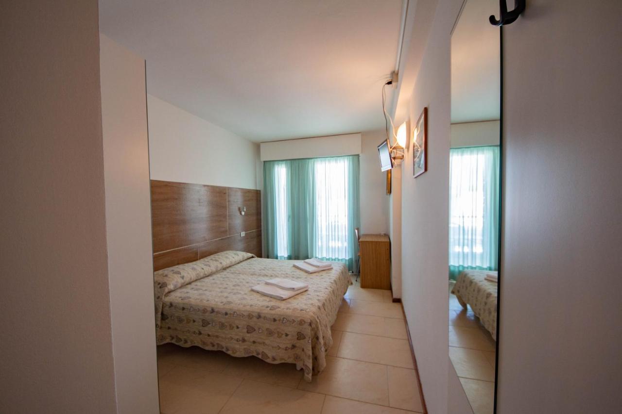 Hotel Ambra Линяно Сабиадоро Екстериор снимка
