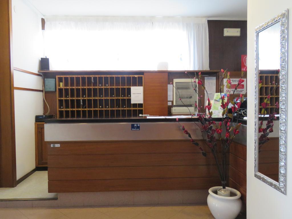 Hotel Ambra Линяно Сабиадоро Екстериор снимка