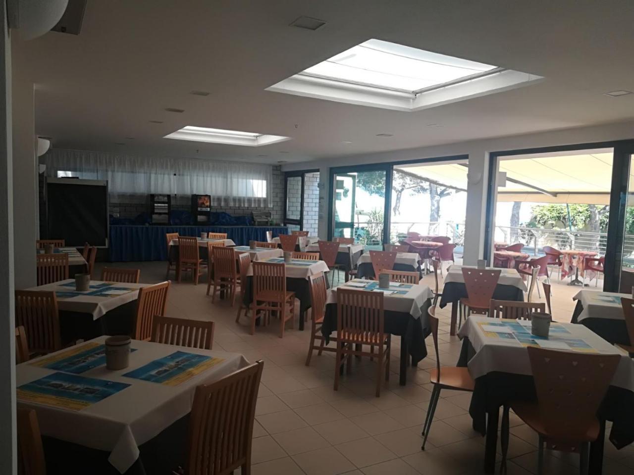 Hotel Ambra Линяно Сабиадоро Екстериор снимка