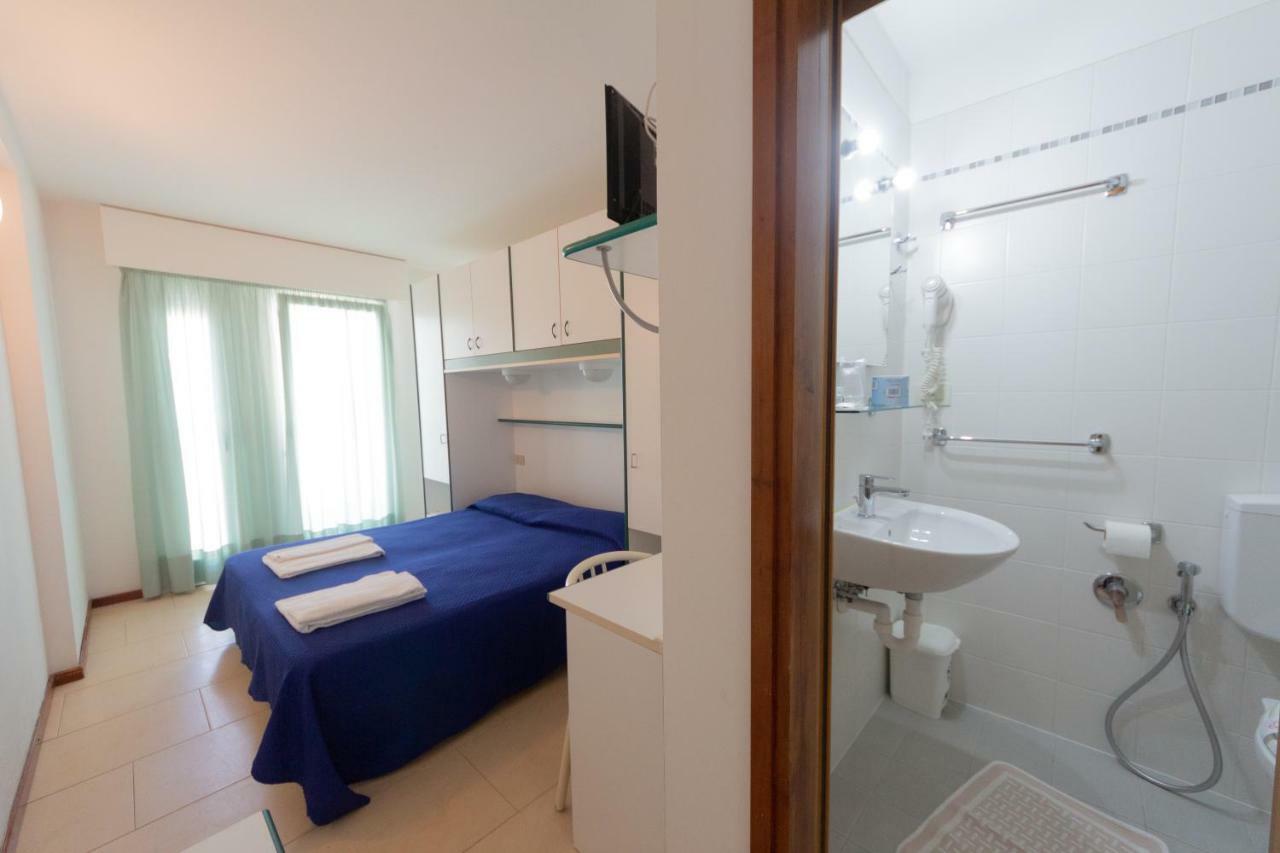 Hotel Ambra Линяно Сабиадоро Екстериор снимка