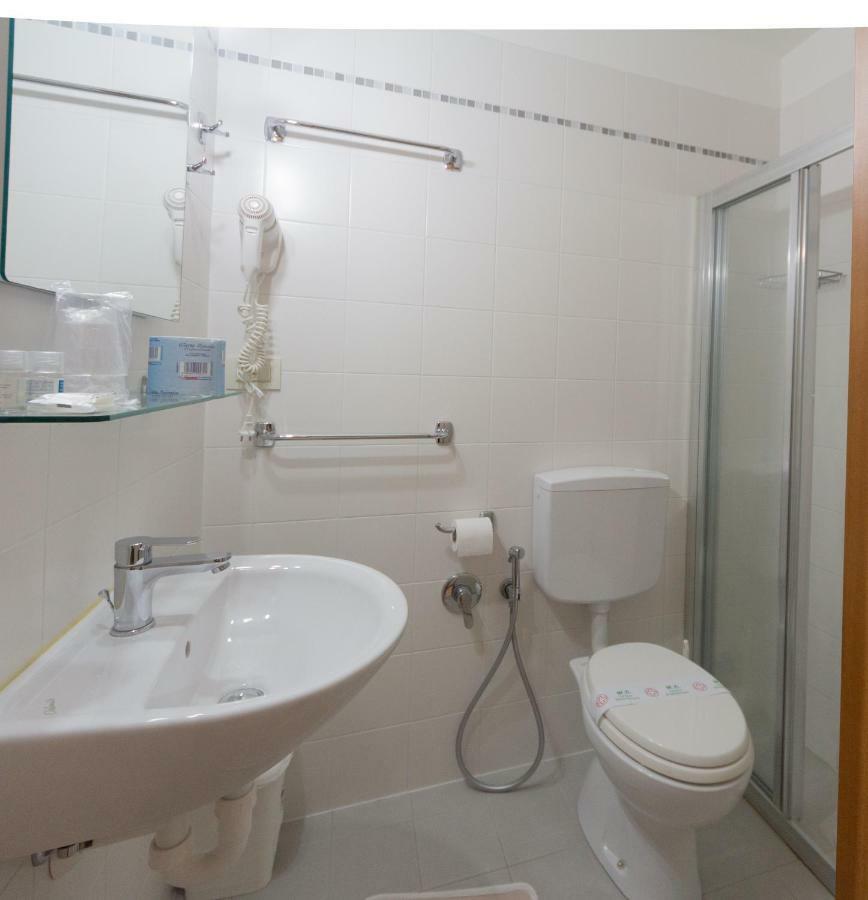 Hotel Ambra Линяно Сабиадоро Екстериор снимка